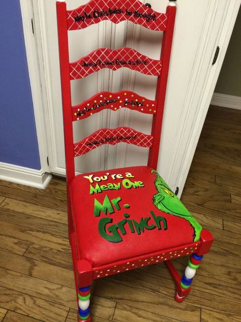 Grinch Chair, Christmas Chairs, Grinch Diy, Grinch Whoville, Grinch Ideas, Grinch Tree, Grinch Stuff, Moldes Halloween, Grinch Crafts