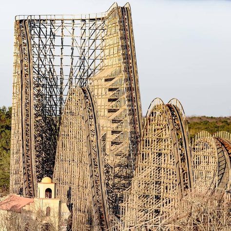 El Toro Wooden Rollercoaster at Six Flags Great Adventure Theme Park Jackson New Jersey USA Six Flags Great Adventure, Adventure Theme, Six Flags, Greatest Adventure, Wood Coasters, Retro Aesthetic, Double Tap, Roller Coaster, Brooklyn Bridge