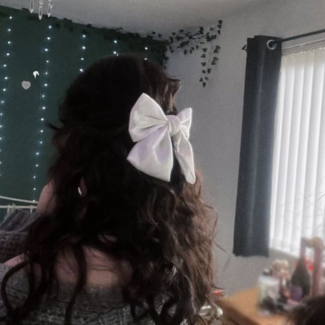 Hair bow, curled hair, princess hair, aesthetic, slytherin Princess Hair Aesthetic, Hairstyles With Curled Hair, Aesthetic Slytherin, Fantasy Character Names, Curled Hair, Hair Half Up, Princess Hair, Hair Aesthetic, Princess Hairstyles