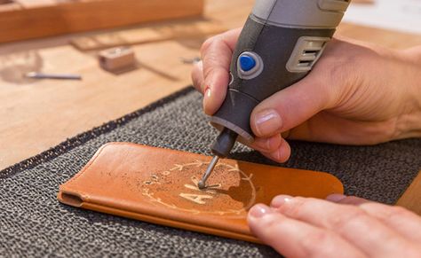 How To Emboss Leather, Classy Diy Gifts, Dremel Engraver, Metal Engraving Tools, Diy Leather Projects, Leather Engraving, Dremel Wood Carving, Leather Diy Crafts, Leather Stamps