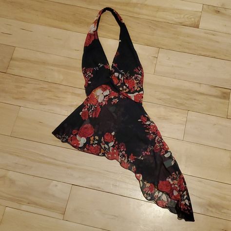 Beautiful Halter Top That Ties In The Back. From Back Of Halter Neckline To Shortest Part Of Hemline Is 26" Long To The Longest Part Is 35" Long. Ties In Back Makes It Adjustable In Width Flowy Halter Top, Girly Tops, Kali Uchis, Halter Neck Top, Summer Fits, European Summer, Flowy Tops, Halter Neckline, Back Tattoo