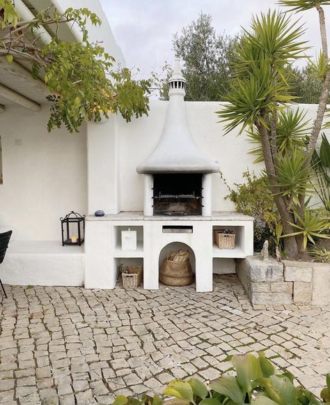 Spanish Style Bbq Area, Moroccan Outdoor Kitchen, Moroccan Houses, Outdoor Bbq Area, Outdoor Cabana, Spanish Garden, Outdoor Barbeque, Mediterranean Landscaping, Outdoor Oven