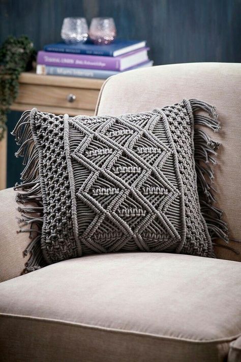 Macramé knot tutorial Macrame Pillow, Crochet Cushion Pattern, Art Macramé, Macrame Knots Tutorial, Crochet Pillow Cover, Crochet Cushion Cover, Macrame Wall Hanging Patterns, Boho Cushions, Crochet Cushions