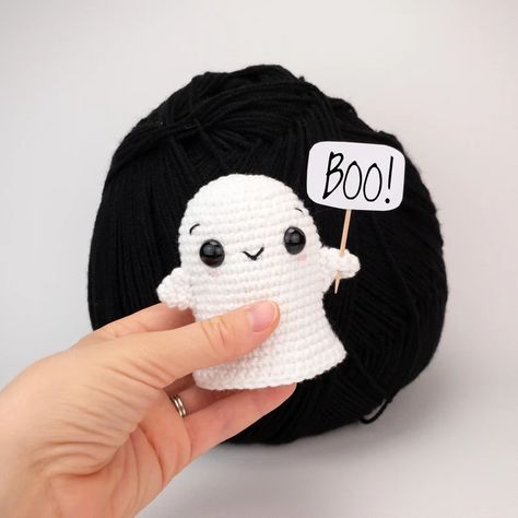 Ghost Crochet, Crochet Pour Halloween, Crochet Ghost, Diy Glow, Ghost Pattern, Little Ghost, Halloween Crochet Patterns, Crochet Shop, Aran Weight Yarn