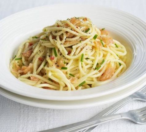 Salmon pasta recipes Smoked Salmon Carbonara, Fresh Salmon Recipes, Smoked Salmon Pasta Recipes, Sausage Broccoli Pasta, Salmon Spaghetti, Recipes With Pasta, Broccoli Pasta Salads, Salmon Pasta Recipes, Smoked Salmon Pasta