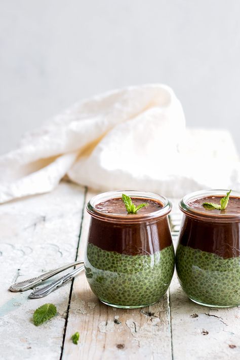 matcha mint chocolate chia pudding Paleo Bowls, Chia Puddings, بذور الشيا, Sweet Matcha, Matcha Mint, Chocolate Banana Smoothie, Pudding Chia, Chocolate Chia Pudding, Food Decorations