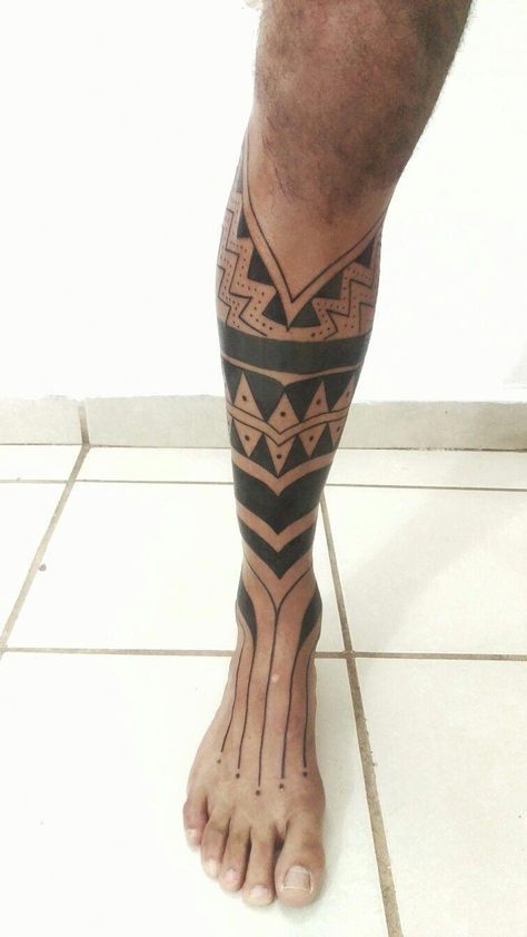 Tattoo Feet Man, Maori Tattoo Designs Leg, Foot Tattoo Men, Maori Leg Tattoo, Calf Tattoo Ideas, Stippling Tattoo, Leg Band Tattoos, Shin Tattoo, Octopus Tattoo Design