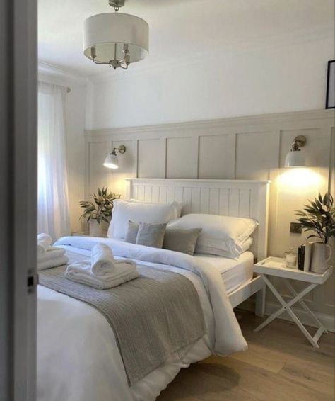 B&b Rooms Ideas, Cottage Homes Interior Bedrooms, White Guest Bedroom Ideas, Bedroom White And Wood, Bedroom Paneling Ideas, Paneling In Bedroom, Neutral Small Bedroom, Small Neutral Bedroom, Country Modern Bedroom