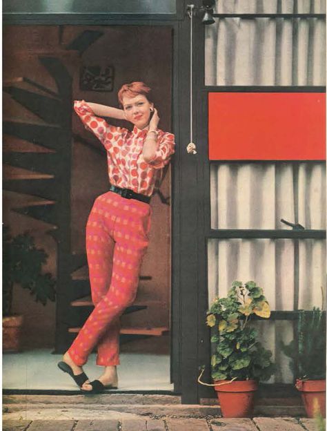 1950s Vogue magazine fashion shoot at the Eames House #eames #vintagevogue #voguemagazine #pedalpushers 1956 Fashion, Mid Century Modern Fashion, Vogue Magazine Fashion, Richmond California, Fashion Evolution, Eames House, Evolution Of Fashion, Fashion 1950s, Vintage Life