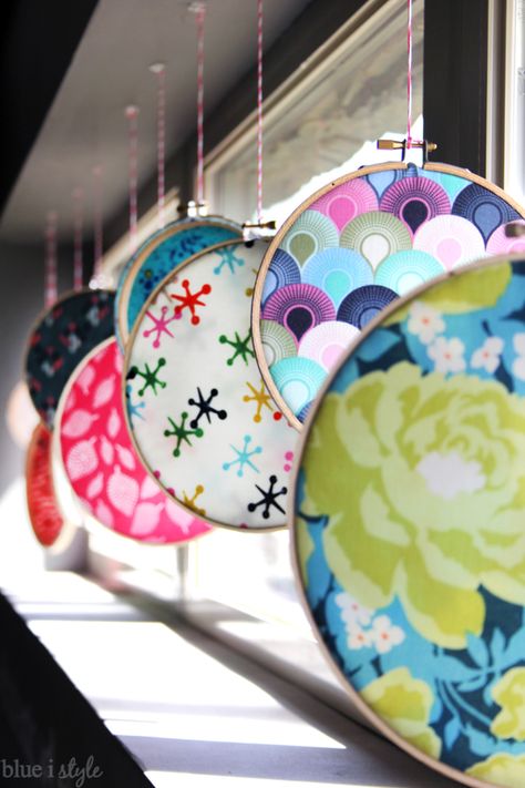 SO BRIGHT & FUN! Add so fun punches of color for spring and summer by creating a window display of fabric filled embroidery hoops. Embroidery Hoop Art Tutorial, Embroidery Hoop Art Diy, Embroidery Hoop Crafts, Diy Display, Fabric Display, Embroidery Hoop Art, Vintage Embroidery, Hoop Art, Diy Embroidery