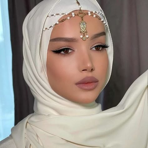 Hijab Assesories, Arabian Hijab Style, Hijab With Jewellery, White Hijab Style, Hijab Hairstyles, Headpiece Hijab, White Hijab, Hijab Accessories, Hijabi Brides