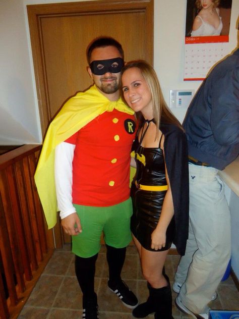 couples costume diy batman and robin Diy Robin Costume, Batman And Robin Costume, Batman Couple, Batman And Robin Costumes, Batman Costume Diy, Diy Batman, Batman Diy, Robin Costume, Diy Couples Costumes