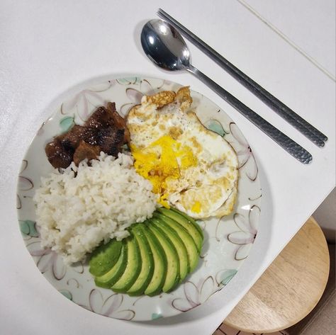 Avacado Rice, Avacado Lunch, Myfitnesspal Recipes, Avocado Rice, Ground Beef Rice, Soya Sauce, Avocado Egg, Meal Ideas, Ground Beef