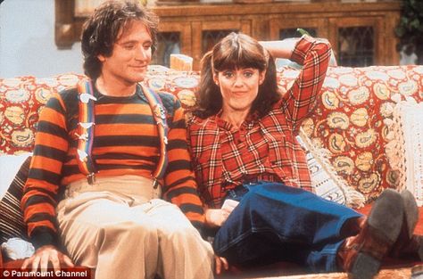 Mork and Mindy -- Robin Williams and Pam Dawber Pam Dawber, Mork And Mindy, Mike Rowe, Mork & Mindy, Old Shows, Great Tv Shows, Old Tv Shows, Retro Pop, Robin Williams