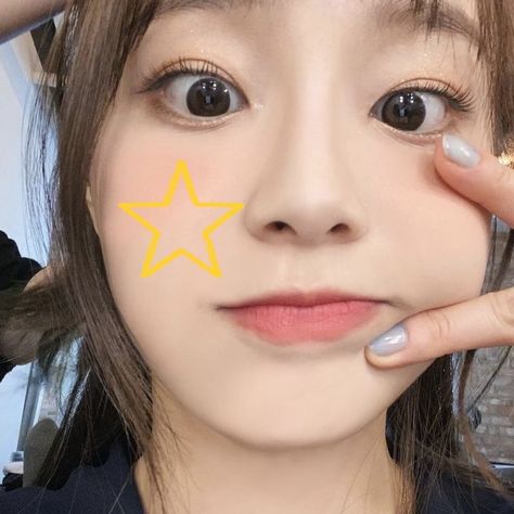 kim jiwoo chuu loona yellow star selca icon Chuu Yellow, Chuu Icons, Chuu Loona, Yellow Star, Stars, Yellow