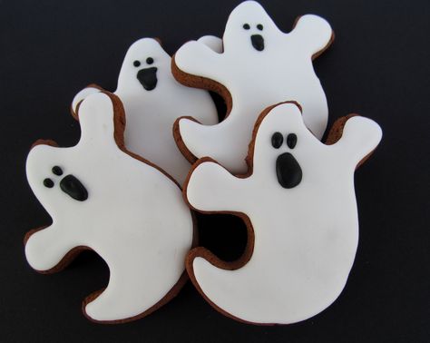 Halloween Ghosts cookies Ghost Cookies Halloween, Ghost Sugar Cookies, Fall Decorated Cookies, Halloween Cookies Decorated, Halloween Eve, Ghost Cookies, Halloween Sweets, White Ghost, Halloween Goodies