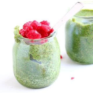 Matcha and Raspberry Chia Pudding - The perfect breakfast, packed with protein and antioxidants. Plus it is gluten-free, vegan and simply delicious. Breakfast Food Photography, Raspberry Chia Pudding, Chia Puddings, Banana Apple Smoothie, Chia Recipe, Vegan Breakfasts, Healthy Breakfast Muffins, Healthier Desserts, Matcha Recipe