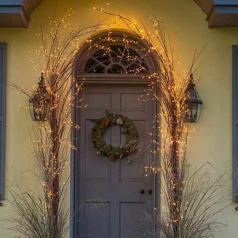 Holiday Urn, Decorating Candles, Best Outdoor Christmas Decorations, Branch Light, Christmas Lights Outside, Diy Christmas Lights, Christmas Light Installation, Hanging Christmas Lights, Christmas House Lights