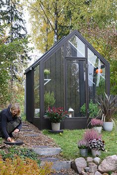 Black garden shed Serre Diy, Modern Greenhouses, Diy Greenhouse Plans, Best Greenhouse, Greenhouse Design, Greenhouse Shed, Patio Pergola, Indoor Greenhouse, Greenhouse Effect