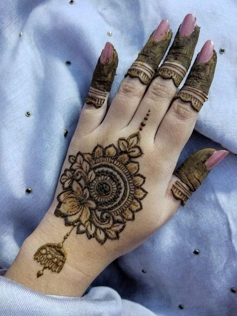 Front Hand Mehndi Design For Kids, Cute Mehandi Designs For Kids, Mehendi Design For Kids, Hand Mahendi, Henna Tattoo Design, Easy Mehndi Design, Simple Mehndi Design, Designs Mehndi, Tato Henna