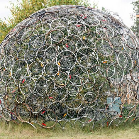 Bicycle Wheel Art, Recycle Bicycle Wheel, Bicycle Rim Art, Bicycle Landscape, Giant Bicycles, Bicycle Rims, Bicycle Wheels, Bicycle Wheel, Black Labrador Retriever