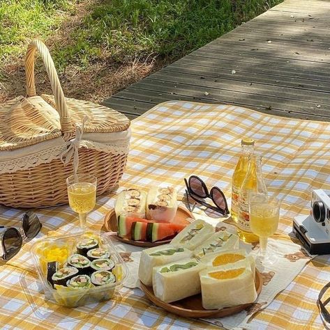 Bridal Picnic, Yellow Picnic, Charcuterie Picnic, Picnic Date Food, Picnic Planning, Juice Ad, Picnic Engagement, Girl Gift Baskets, Picnic Theme