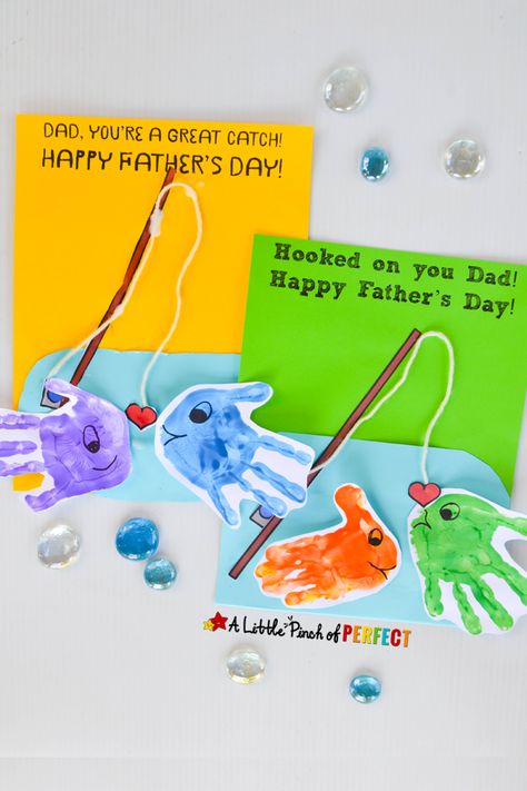 Happy Father's Day Handprint Fish Craft: Kids can make Dad or Grandpa an adorable Father's Day Card using our Free Template. Dad will be O-Fish-ally Happy. Cute Fathers Day Ideas, Handprint Fish, Kids Fathers Day Crafts, Diy Father's Day Crafts, Fish Craft, Dad Crafts, Easy Fathers Day Craft, Fathersday Crafts, Fathers Day Art