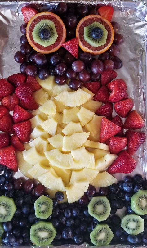 Harry Potter fruit platter Harry Potter Fruit Ideas, Harry Potter Veggie Tray, Harry Potter Fruit Tray, Harry Potter Breakfast, Harry Potter Snacks, Harry Potter Parties Food, Fruit Platter Designs, Harry Potter Baby Shower, Harry Potter Baby