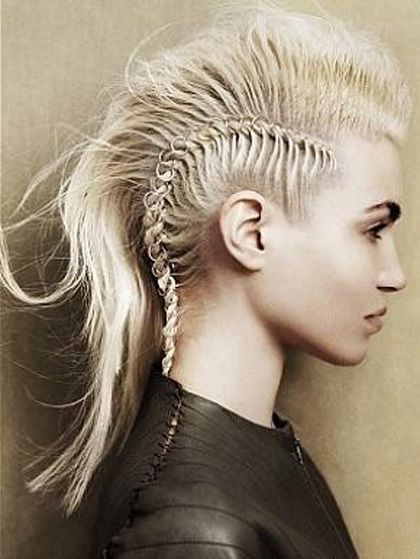 This is a truly thrilling fauxhawk, featuring intricate braiding with real chain plaited in. Looks showy, fantastic and worth of mimicking, definitely. Angelo Seminara, Mohawk Updo, Faux Hawk Braid, Mohawk Braid, Tumblr Hair, Mohawk Hairstyles, Punk Hair, Faux Hawk, Long Blonde