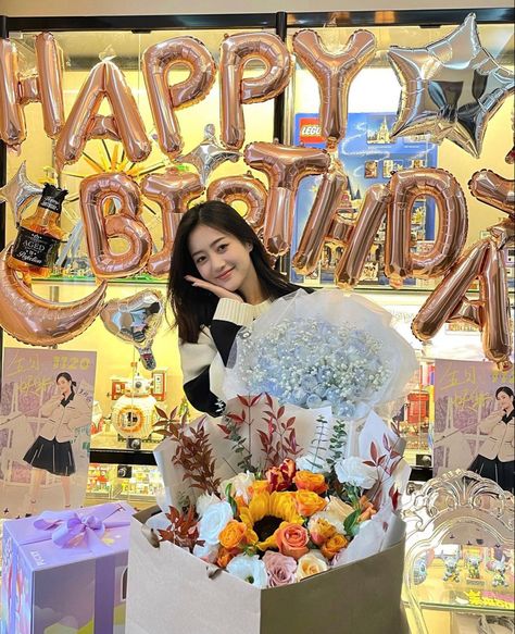 Birthday Party Aesthetic Friends, Ulzzang Birthday, Kpop Cafe, Birthday Pose, Holiday Novels, Suprise Birthday, Cute Birthday Pictures, Birthday Pictures, Happily Married