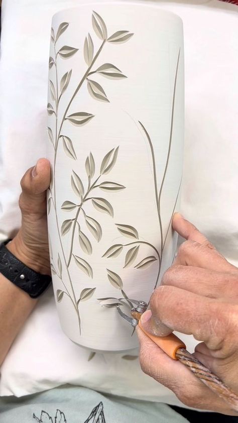 Intricate Ceramic Design, Clay Vases Pottery Design, Ceramic Vase Carving, Carved Vases Pottery, Carving Clay Ideas, Carved Pottery Vase, Textured Vases Ceramic Art, Carving On Pottery, Ceramic Vase Design Ideas