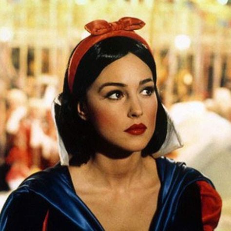 <0> Monica Bellucci Model Hairstyles Woman, Real Snow White, Snow White Makeup, Snow White Halloween Costume, Snow White Costume, White Makeup, Italian Actress, Monica Bellucci, White Aesthetic