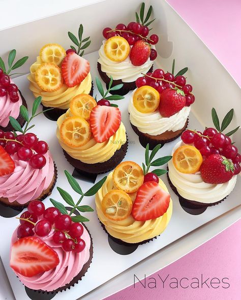 Cupcakes With Fruit, Yummy Cupcakes, Pretty Cakes, Cakes And More, Finger Food, Mini Cakes, Cupcake Recipes, Let Them Eat Cake, Christmas Desserts