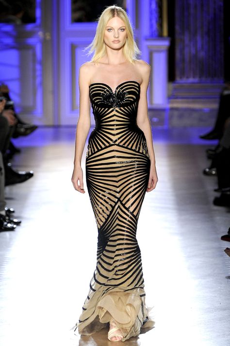 This is an example of curved lines, although it also has diagonal lines, because the lines loop up at the top and on the models stomach. Catwalk Couture, 2012 Couture, Zuhair Murad Haute Couture, Fantastic Fashion, Glam Dress, Clothes Art, Ellie Saab, Mode Costume, Naeem Khan