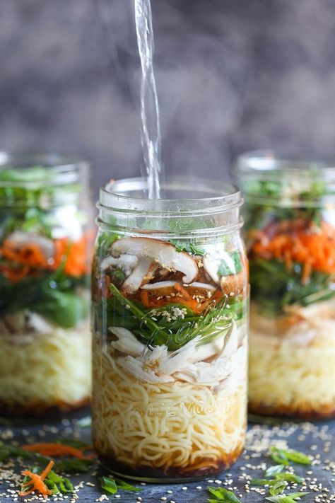 This Mason Jar Chicken Ramen Recipe Is a Serious Upgrade From Dorm-Room Noodles - Brit + Co Ramen In A Jar, Mason Jar Soup, Mason Jar Meal Prep, Mason Jar Lunch, Chicken Ramen Recipe, Jar Meals, Delicious Meal Prep, Soup In A Jar, Mason Jar Salad Recipes