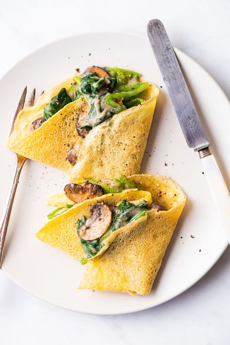 Chickpea Crepes, Crepe Sale, Cabbage Pancakes, Vegan Crepes Recipe, Chickpea Flour Recipes, Vegan Crepes, Spinach And Mushrooms, Italian Diet, Pancakes Vegan