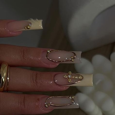 LICENSED LATINA NAIL ARTIST 💅🏻 on Instagram: "these are a dream 😍✨

#nails #longnails #goldnails #frenchtipnails #losangelesnails #losangelesnailtech #lanailtech #lanails #nailsnailsnails #nailsofinstagram #nailsart #nailstagram #nailsonfleek #nailsmagazine #nailsinspiration" Nails For Autumn, Long Fake Nails, Latina Nails, Nail Shapes Square, La Nails, Nails Set, 3d Rose, Nail Forms, Nail Patterns