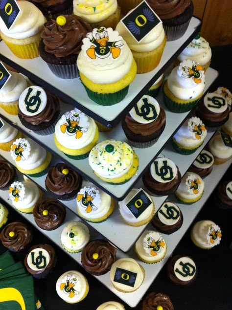 Oregon ducks cupcakes University Of Oregon Graduation Party, Oregon Ducks Party, Duck Cupcakes, College Graduation Party, Duck Cake, Ducks Football, Duck Birthday, Graduation Party Planning, College Graduation Parties