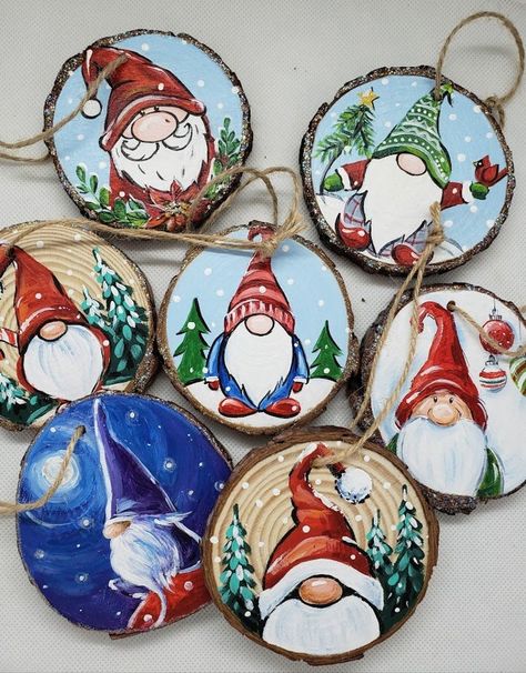 Christmas Ornaments On Wood, Decoracion Navidad Diy, Wood Slice Christmas Ornaments, Wood Slice Christmas, Christmas Ornaments Personalized, Painted Ornament, Ornaments Personalized, Painted Christmas Ornaments, Wood Slice Ornament