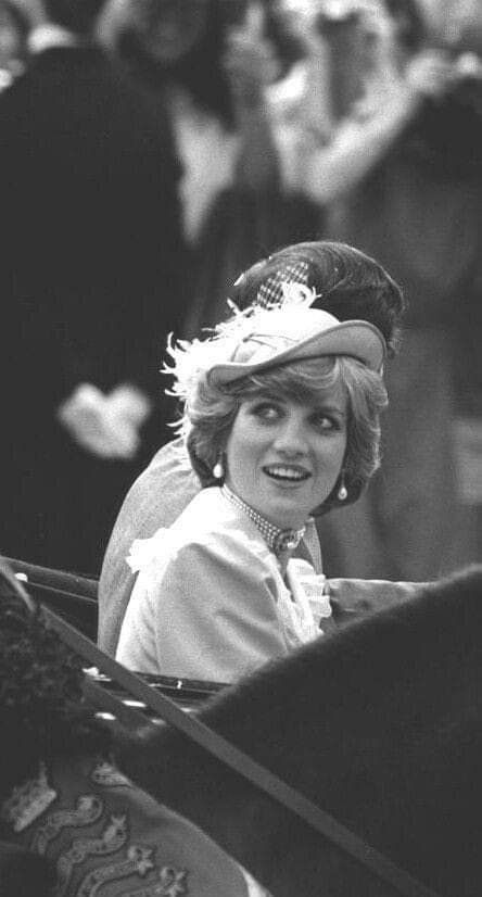 Diana Wallpaper, Lady Spencer, Princess Diana Wedding, Royal Photography, Diana Wedding, Princess Diana Fashion, Princess Diana Family, Princess Diana Photos, Princess Diana Pictures