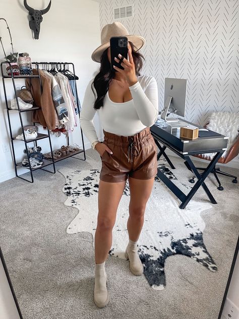 Leather Shorts Outfit Fall, Boots With Shorts Outfit, Brown Leather Shorts Outfit, Fall Chelsea Boots, Outfit Leather Shorts, Shorts Outfit Fall, White Bodysuit Outfit, Brown Leather Shorts, Leather Shorts Outfit