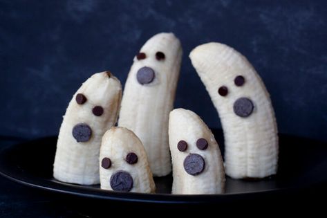 Easy Banana Ghost Kid Snack Party Food Kids, Snack Halloween, Banana Ghosts, Halloween Snacks For Kids, Dessert Halloween, Healthy Halloween Treats, Vegan Halloween, Healthy Halloween Snacks, Pumpkin Smoothie