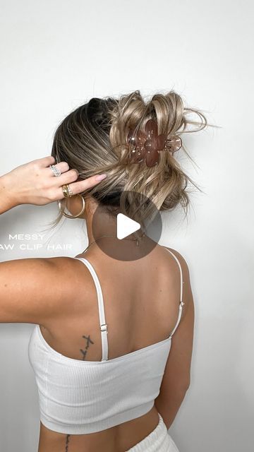 Loose Claw Clip Hairstyles, Flat Claw Clip Hairstyles, How To Style Hair With Claw Clip, Cute Clip Hairstyles, Clawclip Hairstyle Long Hair, Small Claw Clip Hairstyles, Bun With Claw Clip, Messy Claw Clip Hairstyles, Long Hair Claw Clip Hairstyles