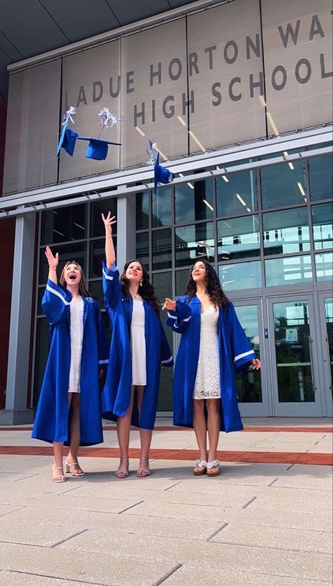 Graduation Outfit Aesthetic, Blue Cap And Gown Graduation Outfit, Cap And Gown Outfit, Blue Graduation Gown, High School Graduation Dress, Graduation Dress High School, Graduation Outfit College, Blue And White Outfits, Outfit College