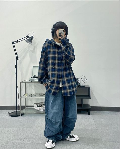 Baggy Simple Outfits, Baggy Collared Shirt Outfit, Flannel And Baggy Jeans Outfit, Baggy Business Casual, Classy Masc Outfits, Baggy Jean Jacket Outfits, Flannel Shirt Outfit Grunge, Baggy Cardigan Outfit, Baggy 90s Outfit