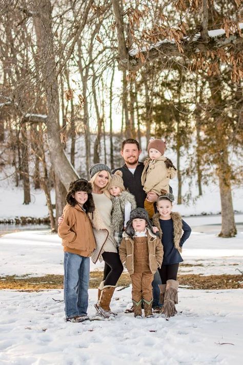 Christmas Snow Family Pictures, Snow Photo Outfits, Family Photo Outfits Winter Outdoor Christmas, Snow Photoshoot Family Outfit, Winter Photo Session Outfits, Family Snow Pictures Outfits, Snow Family Photoshoot Outfits, Carhartt Family Pictures, Winter Outdoor Family Pictures