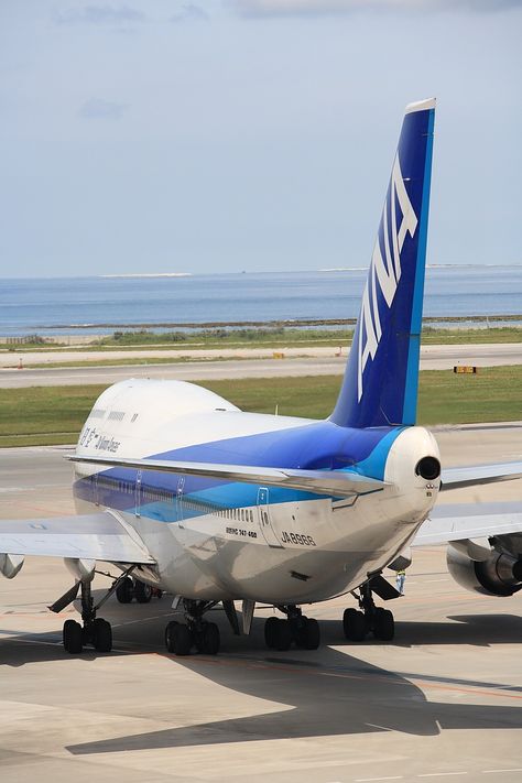 747 Airplane, All Nippon Airways, British European Airways, Airplane Photos, Airport Runway, Aircraft Images, Airplane Propeller, Boeing 747 400, Jumbo Jet