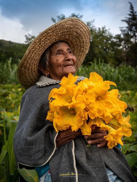 Old People, Best Funny Pictures, Dia De Muertos, Meme Pictures, New Memes, Daily Dose, Floppy Hat, Funny Pictures, Funny Memes