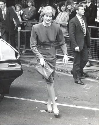 1986-09-24 Diana arrives for a Reception in aid of Help The Aged, Islington (photo source : Skyrock) Burn Stomach Fat Fast, Prințesa Diana, Princess Diana Pictures, Natural Fat Burners, Burn Stomach Fat, Summer Dresses For Wedding Guest, Lose Pounds, Actrices Hollywood, Homecoming Dresses Black