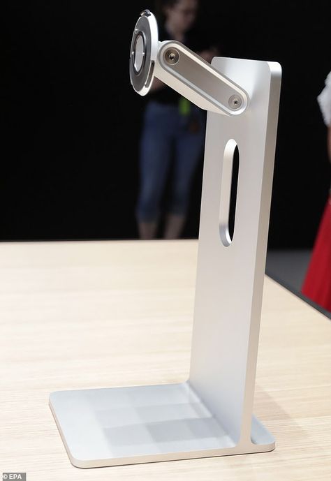 6/4/19 Social media users mock Apple for its $1,000 monitor stand that it displayed 'like a piece of art' | Daily Mail Online Apple Monitor, New Computer, Art Daily, Mac Pro, Monitor Stand, Tablet Stand, Head Start, Daily Art, Daily Mail